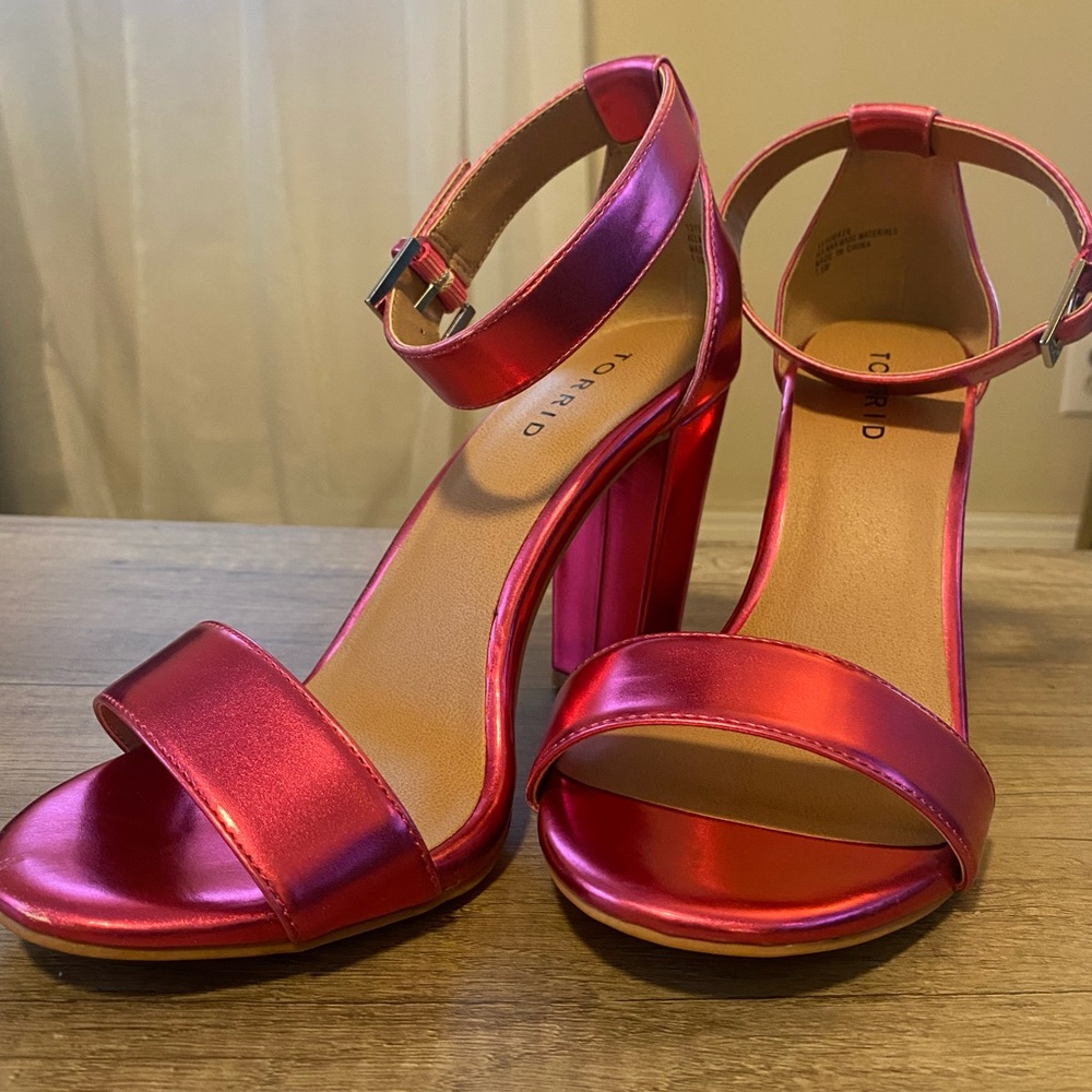 Pink metallic pumps